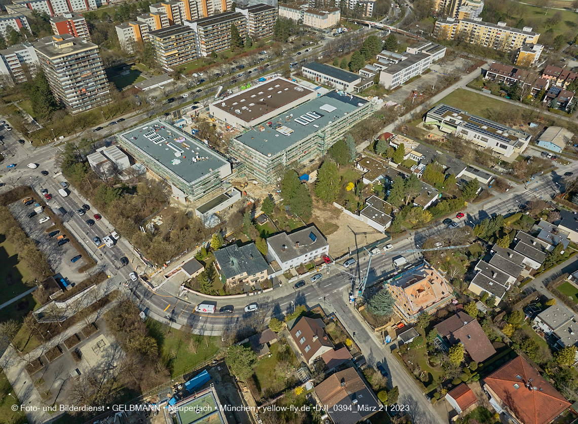21.03.2023 - Luftbilder von der Grundschule am Karl-Marx-Ring in Neuperlach